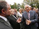 Prezident Václav Klaus diskutuje s generálním editelem Karlovarských