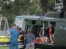 Záchranái pomáhají obtem leteckého netstí, které se stalo pi letecké show...