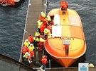 Norové pomáhají pasaérm ze záchranného lunu trajektu Nordlys (15. záí 2011)