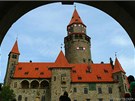 Sout o nej fotku z výletu: hrad Bouzov pohledem z portálu druhé brány.