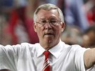 VELMI ZKUENÝ MU. Alex Ferguson kouuje hráe Manchesteru United na stadionu