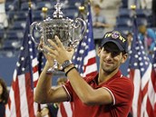 FOCEN. Srb Novak Djokovi pzuje s trofej pro vtze US Open. Ve finle