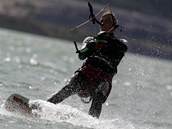 Kiteboarding na jezeře Medard, které ještě není zcela napuštěné. Na snímku Petr