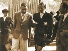 Vlasta Burian na archivnm snmku coby fotbalov rozhod v Kamenici nad Lipou.