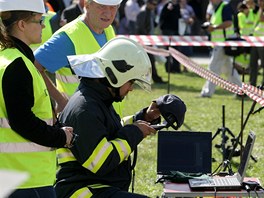  Bhem pokusnho poru dvoupodlan budovu monitorovalo velk mnoestv idel