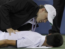 OETEN. Novak Djokovi byl pi finle US Open v pi fyzioterapeuta.