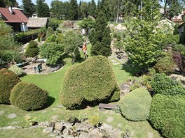 Pavel imon vytvoil ve Snenm japonskou bonsajovou a kamennoou zahradu. Dlo,
