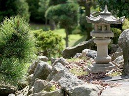 Pavel imon vytvoil ve Snenm japonskou bonsajovou a kamennoou zahradu. Dlo,