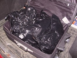 Jihlavští celníci při kontrole taxíku odhalili kufr plný marihuany. Ve čtyřech