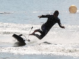 SURF ZA STATISÍCE. Na Brnnské pehrad se o víkendu konal závod JetSurf World