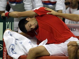 HVZDA SE PROTAHUJE. Novak Djokovi se protahuje bhem daviscupovho zpasu s