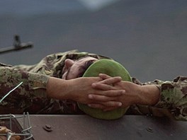 Písluník afghánské národní armády se pomalu probouzí na ozbrojeném vojenském
