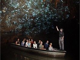 Jeskyně Waitomo na Novém Zélandu láká turisty především na nezvykle osvětlený strop.