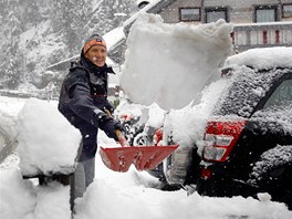 Mu odklízí sníh ped svým domem v rakouské vesnici Steinach am Brenner (19.