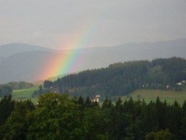 Duha nad Beskydami, pohled na heben Lys hory s eladnou.