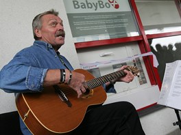 K otevírání babyboxu zazpíval písniká Miroslav Paleek.