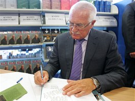 Prezident Vclav Klaus podepisoval pi autogramid v karlovarskm knihkupectv