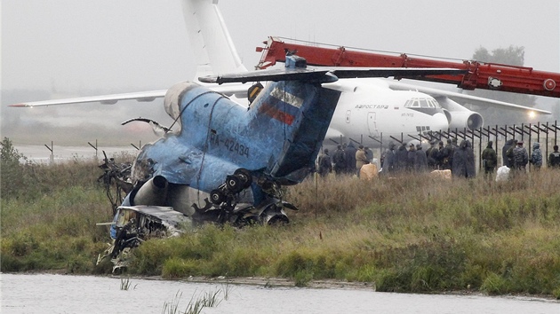 Letečtí vyšetřovatelé ohledávají trosky letounu Jak-42D, který havaroval u Jaroslavle. (10. září 2011)