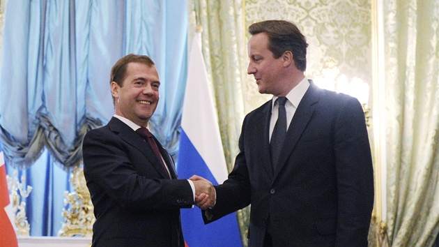 Britský premiér David Cameron (vpravo) a ruský prezident Dmitrij Medvedv (12.