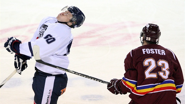 Alex Foster ze Sparty fauluje libereckého Petra Kicu. 