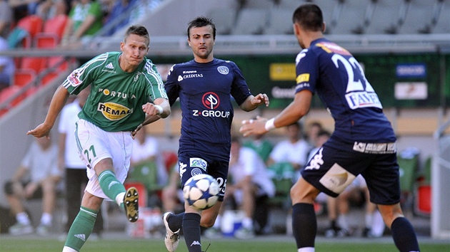 St�ílí Milan �koda z Bohemians (vlevo), Vít Valenta a Tomá� Ko�út  (zády) ze