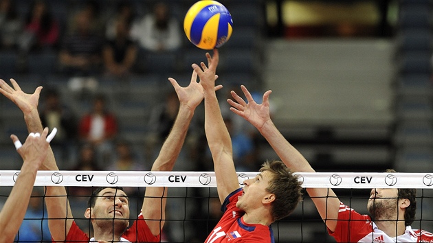 Útoí slovenský hrá Branislav Skladaný (uprosted), jeho snahu zkouí pekazit