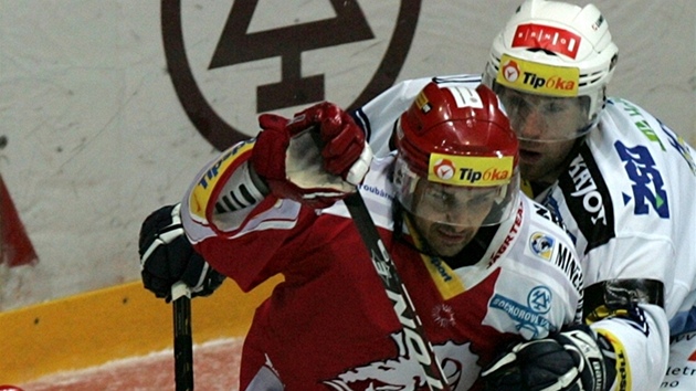 T�inecký  Ladislav Kohn (v �erveném ) se sna�í odpoutat od Jakuba Korejse z