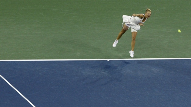 Dánská tenistka Caroline Wozniacká podává v semifinále US Open proti Seren