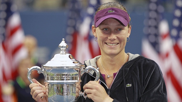VÍTĚZKA 2011. Australská tenistka Samantha Stosurová pózuje z trofejí pro