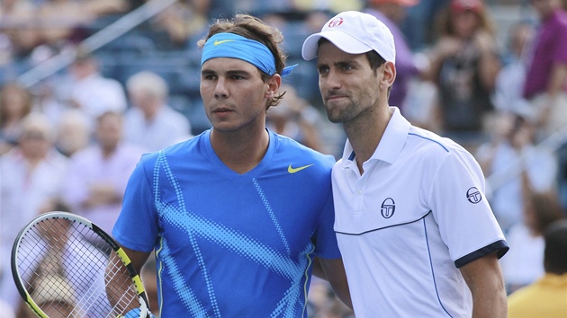 SPOLENÉ FOTO. Rafael Nadal a Novak Djokovi pózují ped finále US Open.