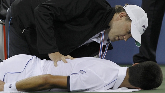 OETENÍ. Novak Djokovi byl pi finále US Open v péi fyzioterapeuta.