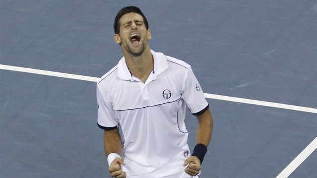 DOKÁZAL JSEM TO! Srb Novak Djokovi si uívá pocit vítzství na US Open.