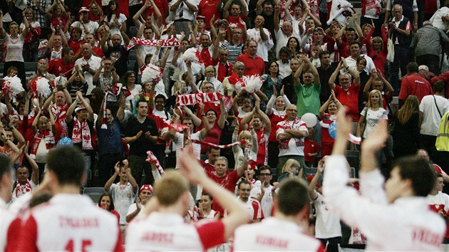 POLSKÉ OSLAVY. Fanouci z Polska oslavili se svým týmem první vítzství na ME.