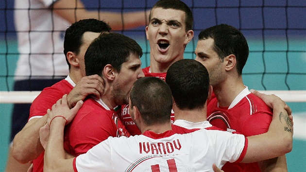 PODÁVAL SOUPE. Bulhai oslavují bod, který uhráli po soupeov podání. Pozná