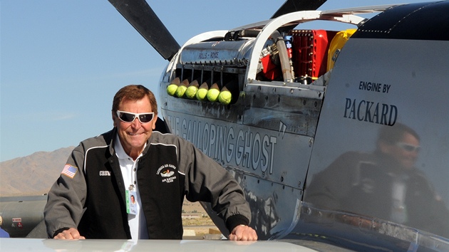 Pilot Jimmy Leeward se svým letadlem P-51 Mustang