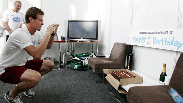 Tomá Berdych oslavil v den baráové tyhry 26. narozeniny. Gratulovali i