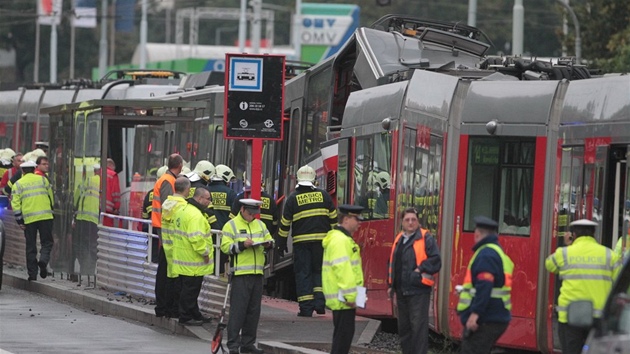 Hasii, policie i pracovníci Dopravního podniku u tragické nehody tramvají v