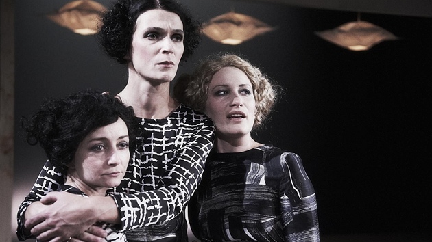 Divadlo v Dlouhé, Praha - T�i sestry. Zleva Magdalena Zimová (Irina), Marie...