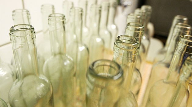 Pálenice Hospodáský dvr v Bohuslavicích na Jihlavsku. Na snímku sklenice, do