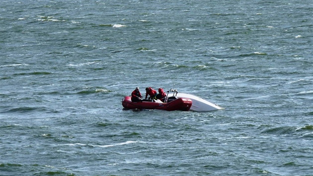 Vítr na hladin jezera Nové Mlýny pevrátil 18 plachetnic s dvoulennými