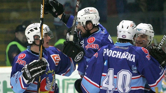 Hokejisté Chomutova (v modrém) se radují z gólu, který vstelil Milan Kraft