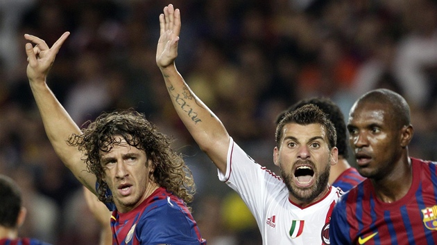 JÁ SE HLÁSÍM! Carles Puyol z Barcelony i Alberto Nocerino z AC Milán zvedají