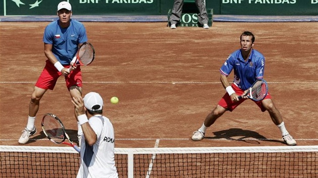 NA SÍTI. eská dvojice eká na volej na volej rumunského tenisty Tecaua. 