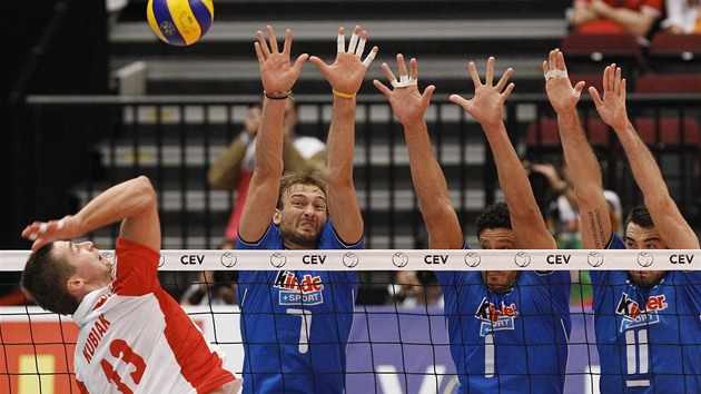 NEPRONIKNUTELNÝ BLOK. Italové vystavli nad sítí hráz proti Polákovi Kubiakovi