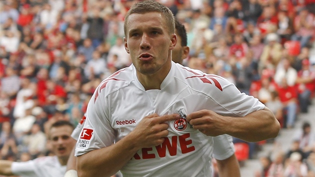 Lukas Podolski z Kolína nad Rýnem slaví gól proti Leverkusenu. 