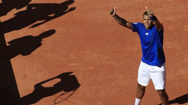 PODKOVÁNÍ. Jo-Wilfried Tsonga zdraví diváky po vítzství francouzské dvojice