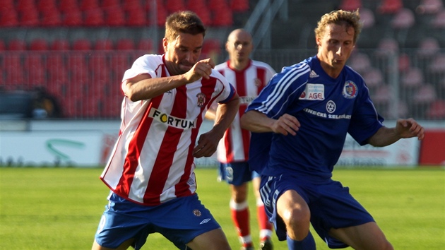 BRN�NSKÁ HVÉZDA. Úto�ník Brna Petr �vancara se sna�í p�ejít p�es t�ineckého