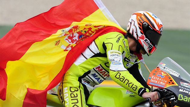 OSLAVA S VLAJKOU. panlský motocyklista Nicolas Terol pi prjezdu cílem slaví
