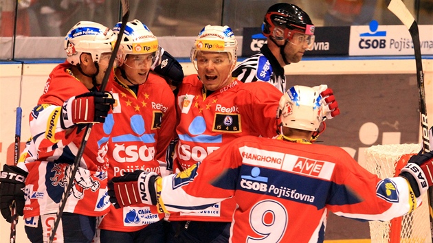 JE TAM! Hokejisté Pardubic slaví gól v utkání s Libercem.