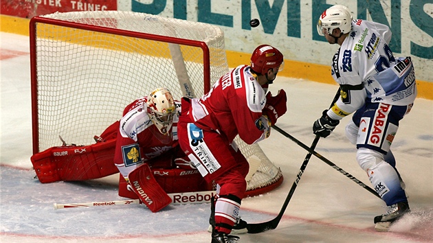 KAM DOPADNE PUK? Jakub Koreis z Brna sleduje puk, který se snáí smrem k